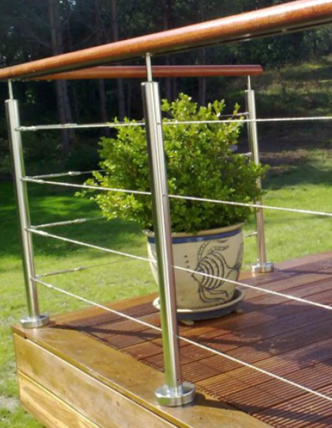 Barräcke anpassningsbart med rostfria stolpar