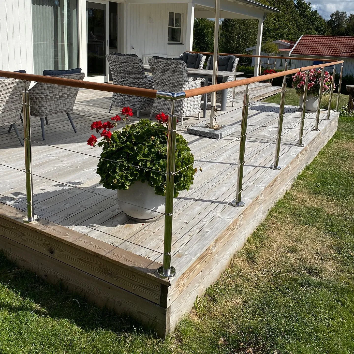 Barräcke med rostfria stolpar och barstänger