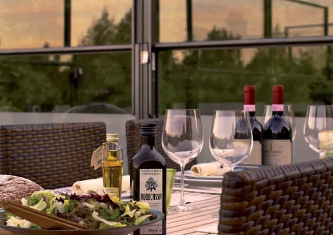 Vindskydd i glas till altan