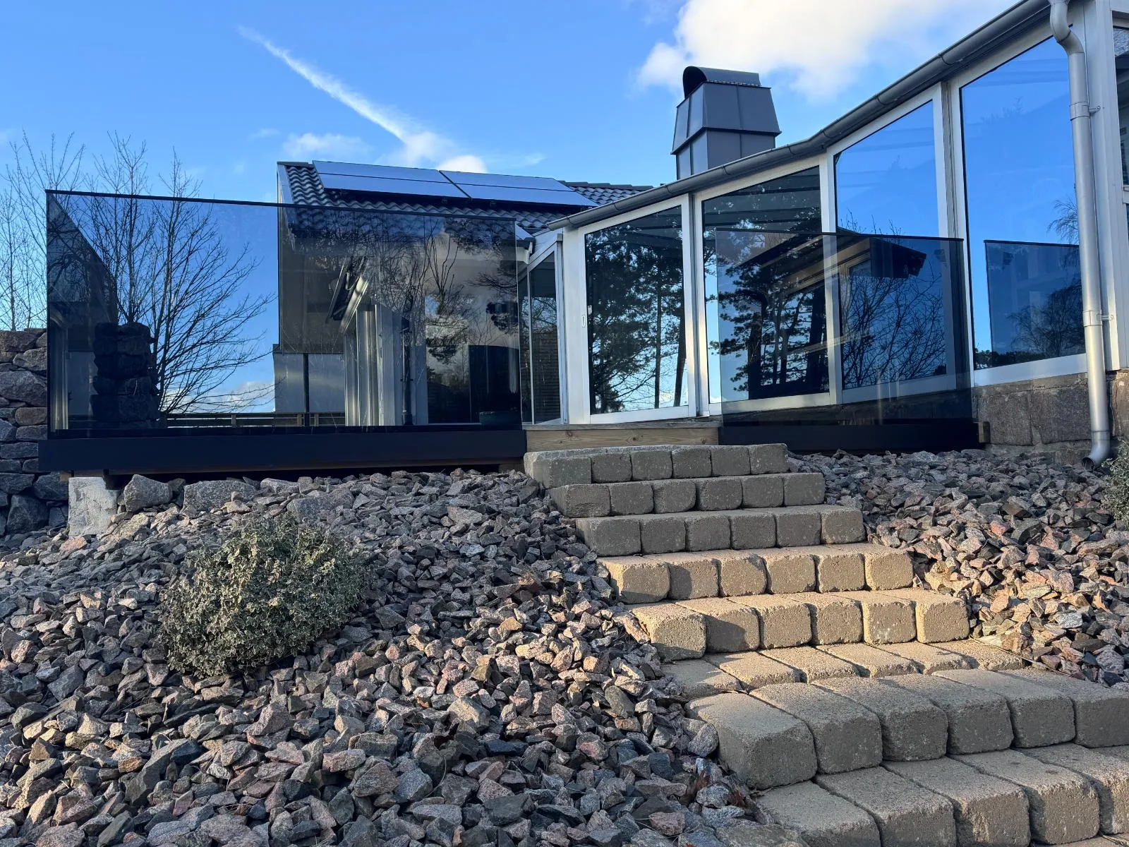 Glasräcke runt terrass