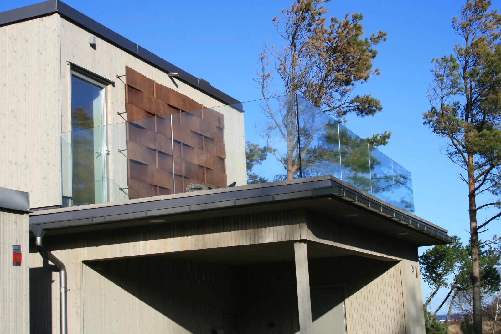 Glasräcke med profil monterat på balkong