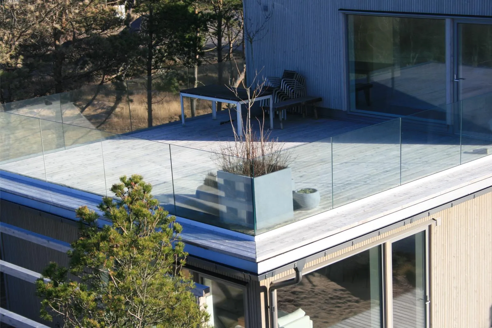 Glasräcke takterrass med utemöbler