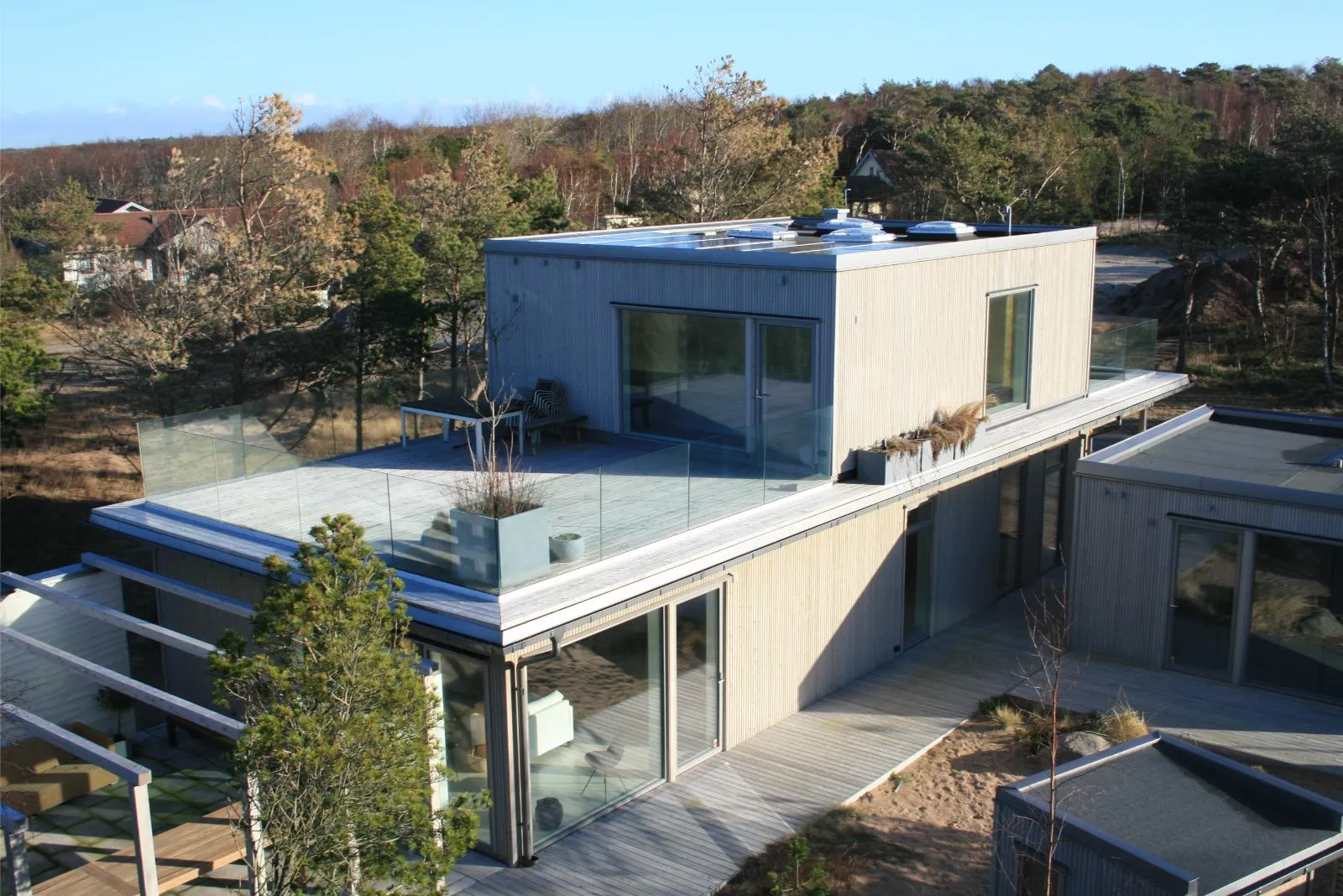 Modernt hus med glasräcke ovanifrån