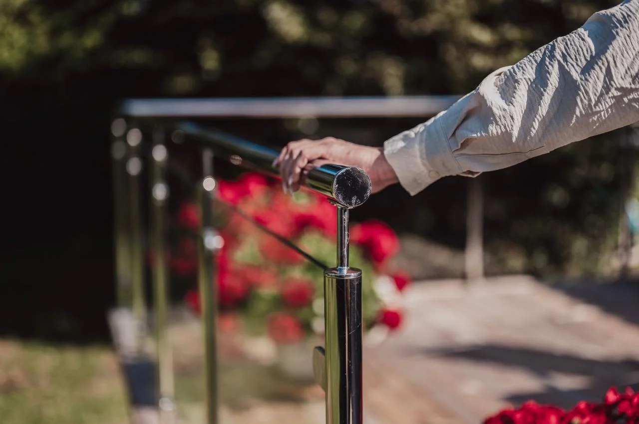 Glasräcke med stolpar monterat på vitt hus