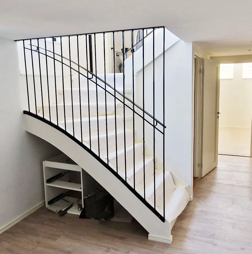 Smidesräcke vid svängd inomhustrappa