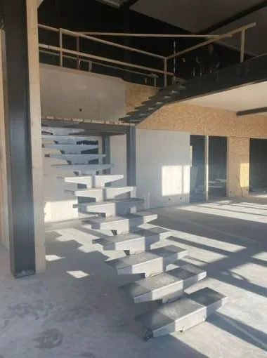 Platsbyggd ståltrappa under konstruktion