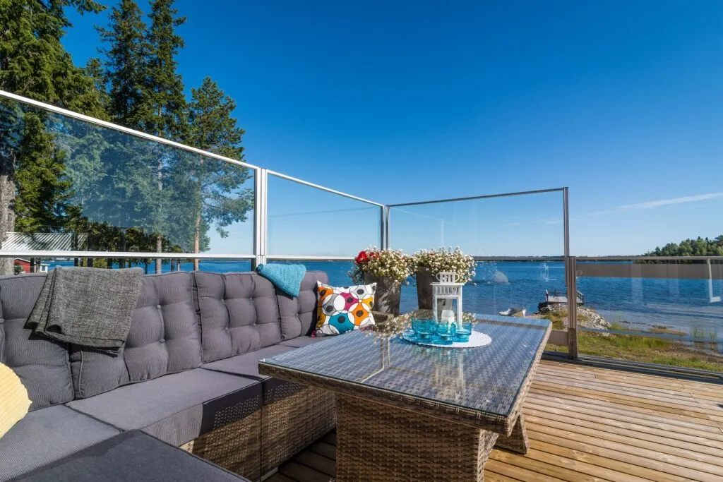 Cit i Lä glasräcke på altan