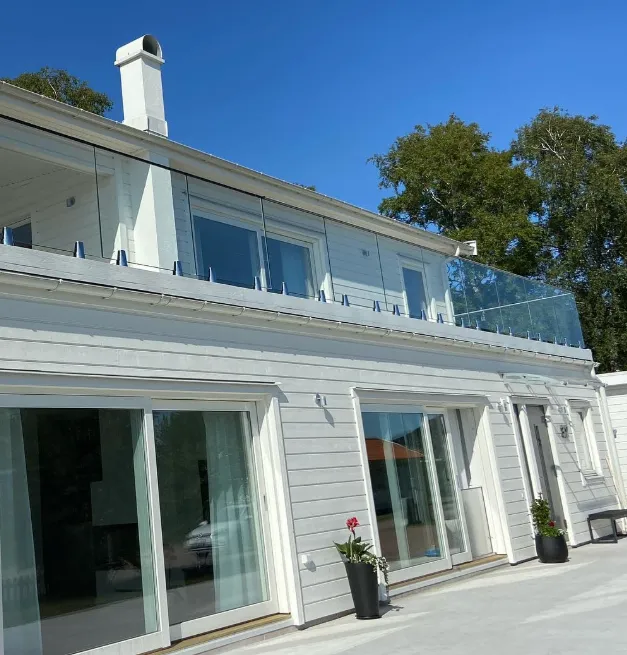 Glasräcke monterat på vitt hus