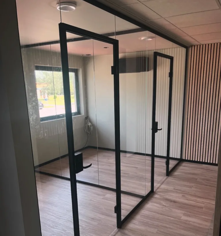 Anpassade glasväggar för kontorsmiljö