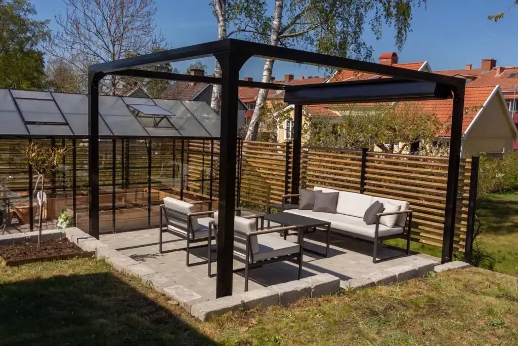 Pergola Zabra monterad på uteplats