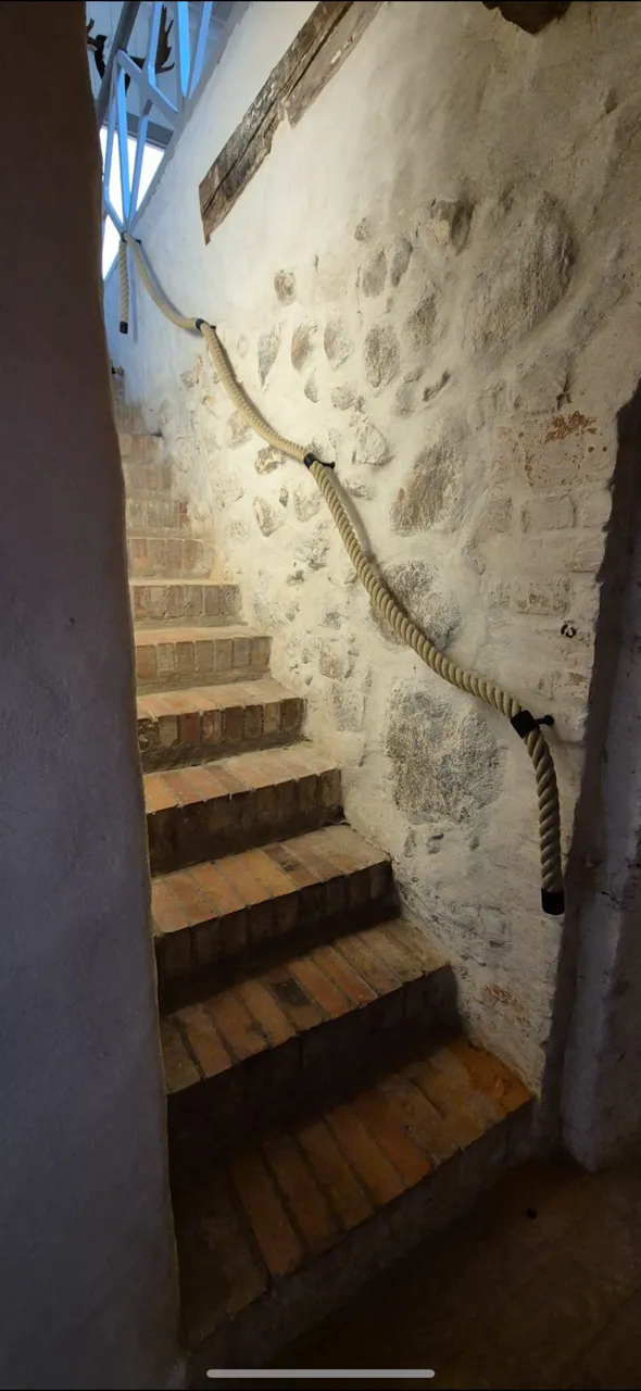 Rustik trappa med rep som handledare