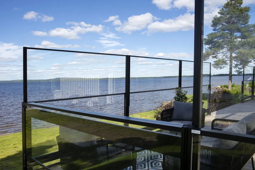 Svart Cit i Lä glasräcke